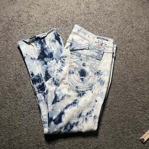 True Religion Mens Size 44x34 World Tour Straight Smokescreen Bleach Jeans